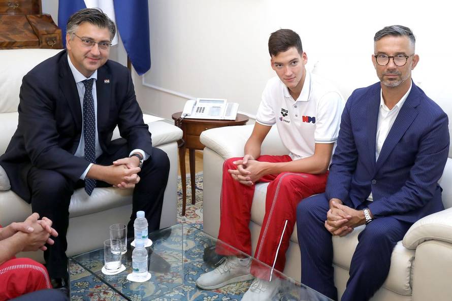 Zagreb: Andrej PlenkoviÄ ugostio Franka GrgiÄa, svjetskog juniorskog prvaka u plivanju