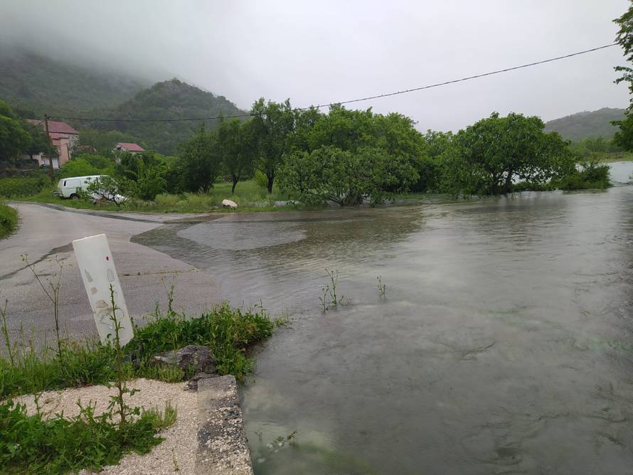 Poplave su poharale vrgorački kraj, nasadi su pod vodom. 'To je tako kada se priroda poigra'