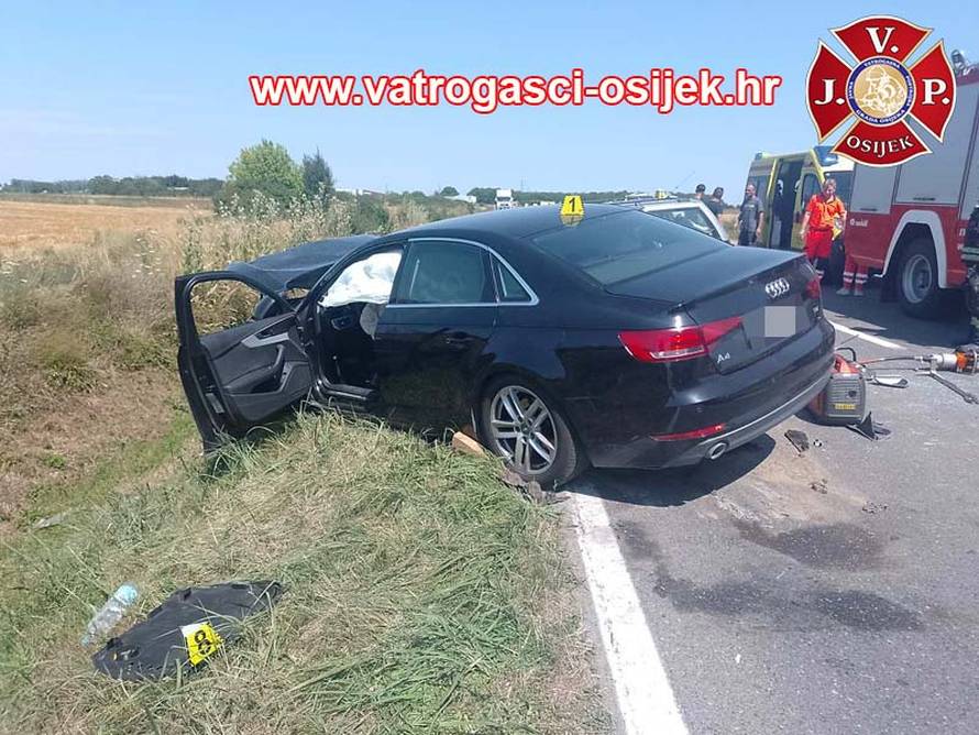 Užas! Uznemirujuće fotografije: Čovjek poginuo na licu mjesta, a auto se od siline skroz smrskao
