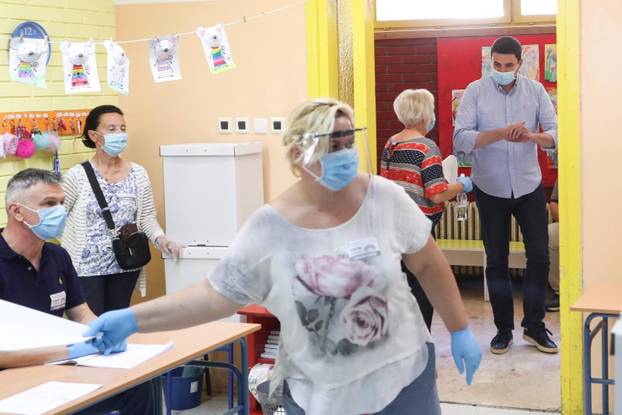 Zagreb: Predsjednik SDP-a, Davor Bernardić, glasovao na parlamentarnim izborima