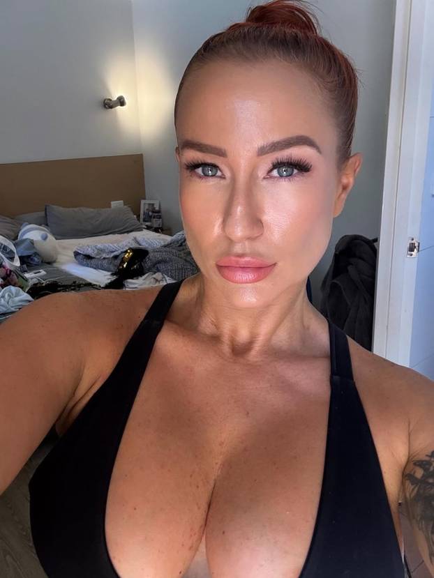 FOTO Ona je medicinska sestra, ali i striptizeta! 'Ne treba mi frajer, sama si kupim poklone...'