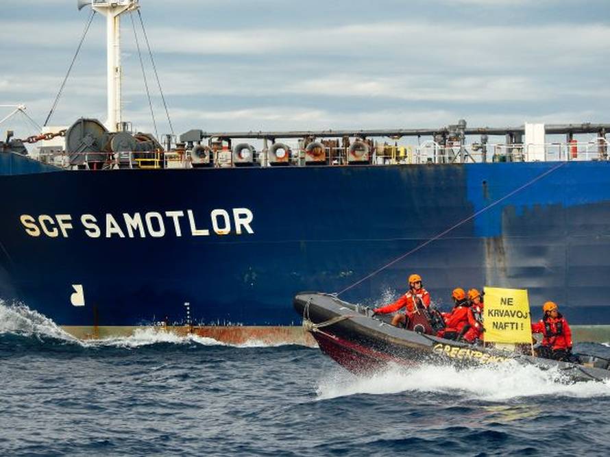 Greenpeace prosvjedovao na Jadranu ispred tankera koji u Omišalj prevozi rusku naftu