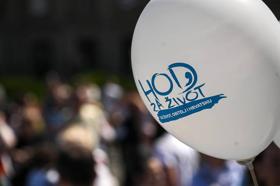 Zagreb: Okupljanje sudionika Hoda za život ispred HNK