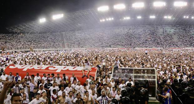 Split: Navijači Hajduka na travnjaku proslavili osvajanje Kupa 