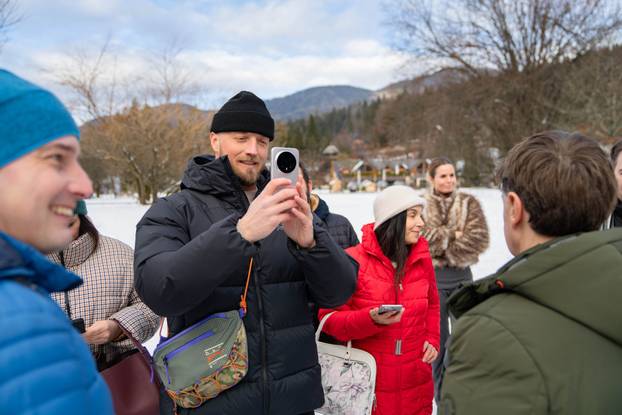 FOTO Bacali ga, udarali i ledili na Kranjskoj Gori: Stigla je nova izdržljiva Honor Magic 8 serija