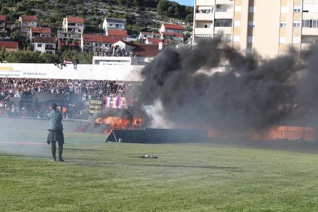 Šibenik: Utakmica prekinuta uslijed zapaljene ograde, gašenje u tijeku