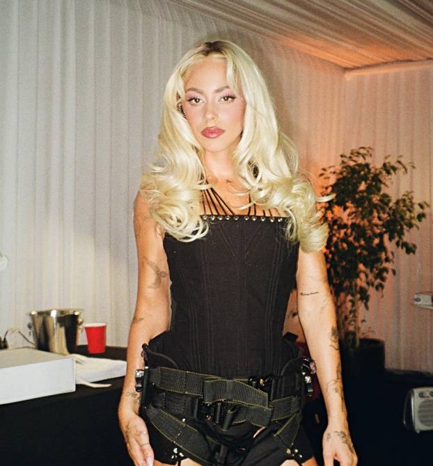 Svjetski prvak ljubi atraktivnu pjevačicu. Uskoro će se vjenčati