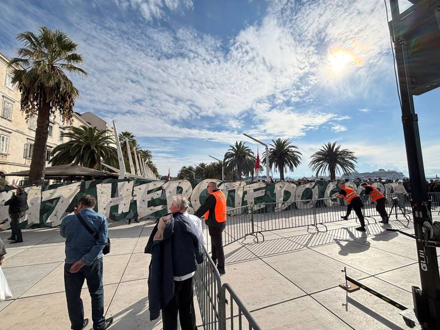FOTO Gotov prosvjed na Rivi: Torcidaši su došli pred zgradu suda i urlali 'Za dom spremni'