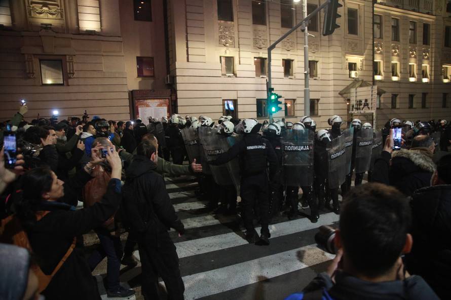 Beograd: Policija upala u Rektorat, građani izašli na ulice
