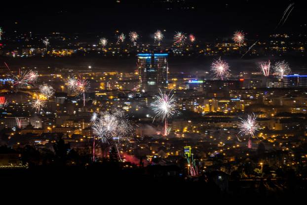 Vatromet u novogodišnjoj noći iznad Zagreba