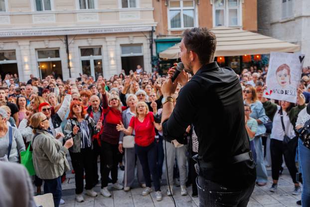 Split: Građani se okupili u spomen na Halida Bešlića na gradskoj Pjaci