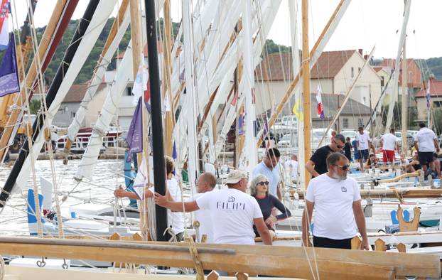 FOTO Čuvari stoljetne tradicije: Drveni brodovi utrkivali se na 'Regati za dušu i tilo' u Betini
