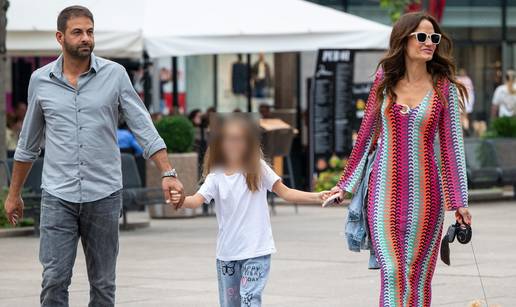 FOTO Naša bivša misica prošetala je špicom s novim dečkom, nisu krili sreću