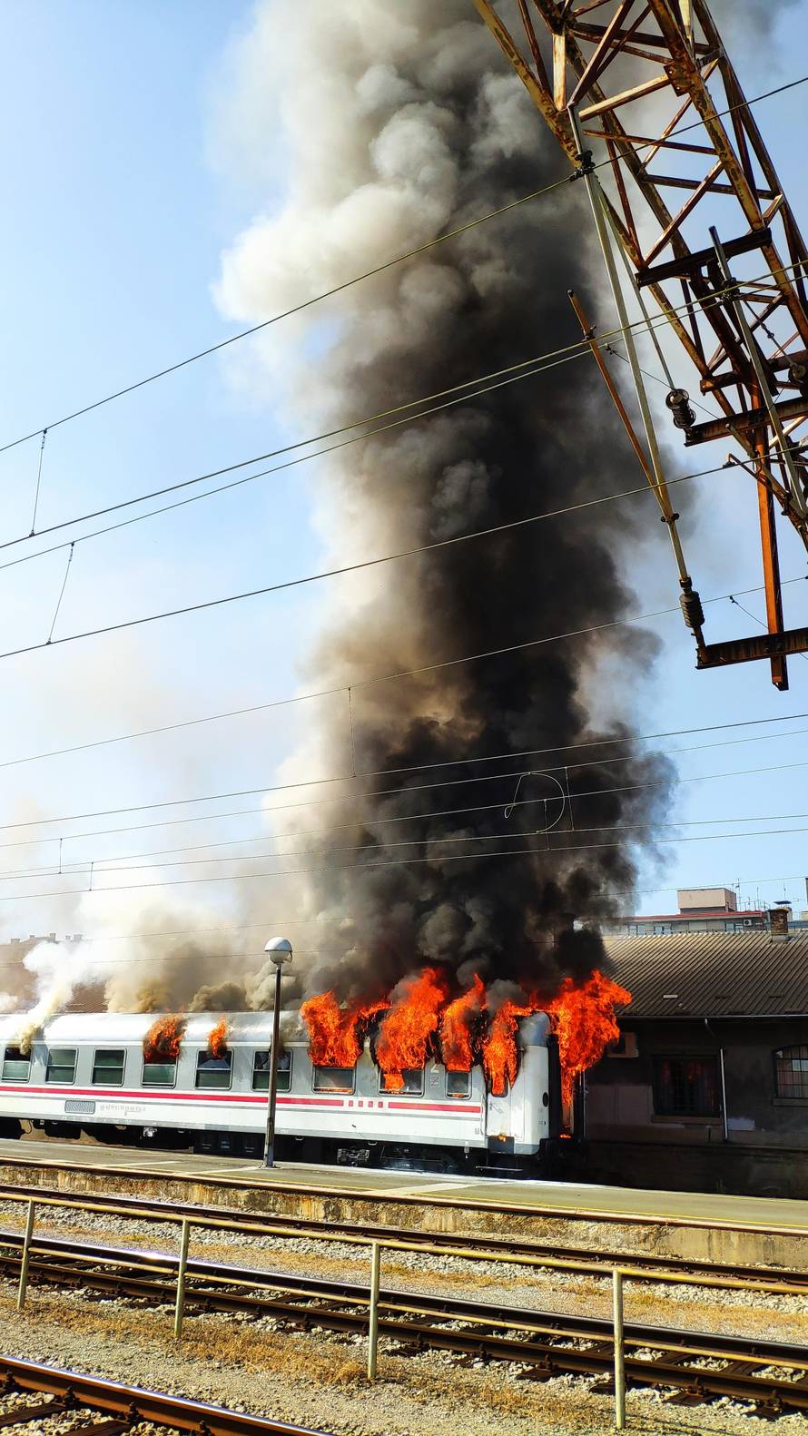 Ugasili vagon koji se zapalio na Glavnom kolodvoru u Zagrebu
