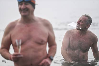 FOTO Kakva hrabrost! Čekićem razbijali led u Jarunu pa se okupali: 'To nam je tradicija'