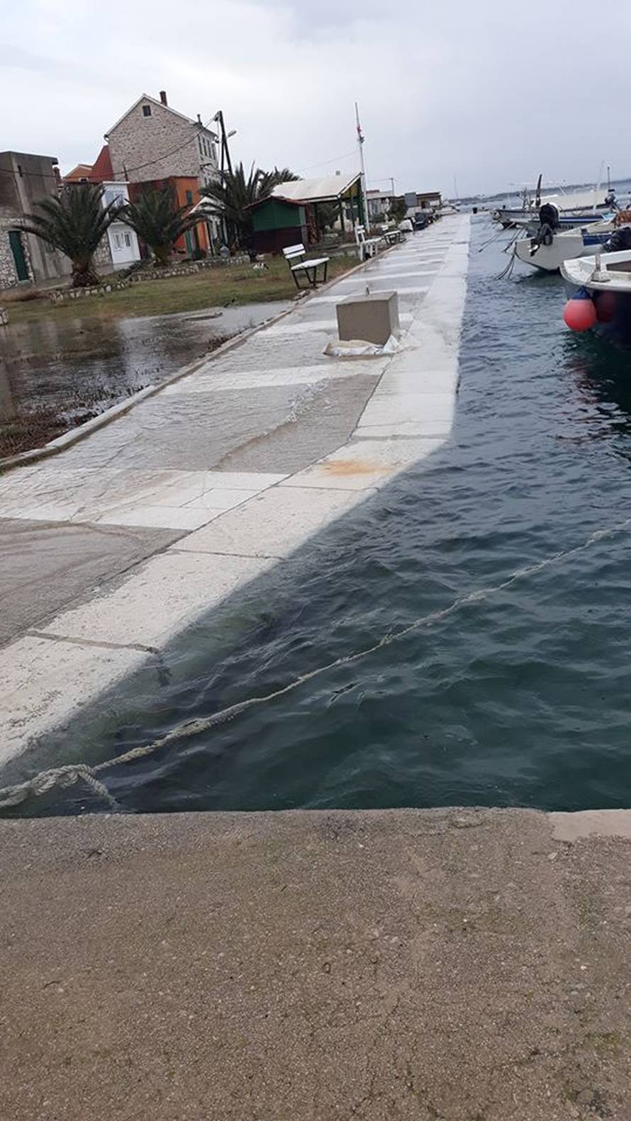 Hvar odsječen od kopna, valovi potapaju rive po cijeloj obali!