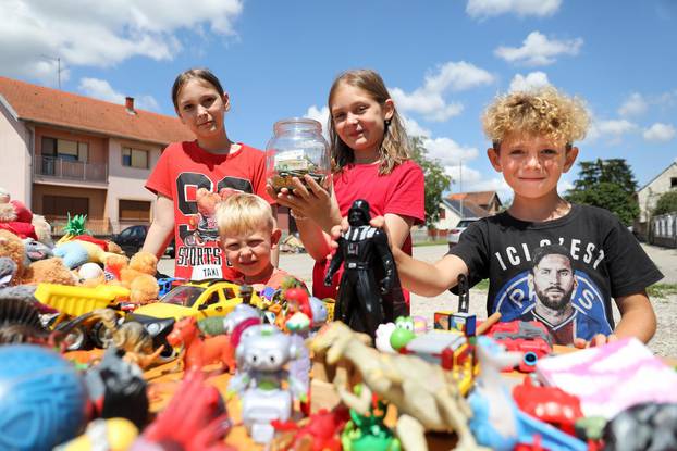 Cerna: Djeca prodaju svoje igračke kako bi pomogli susjedima popraviti kuće nakon oluje