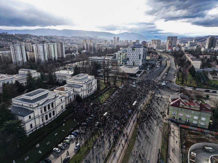 Sarajevo: Pogled iz zraka na okupljene u prosvjedu nakon stravične tramvajske nesreće
