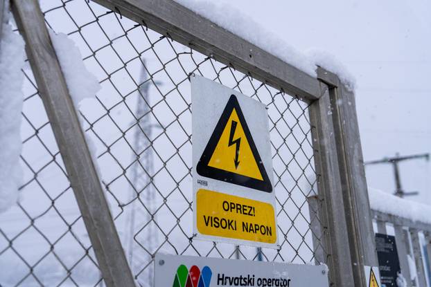 Otočac: Zbog mokrog snijega koji pada dio Like ostao bez struje