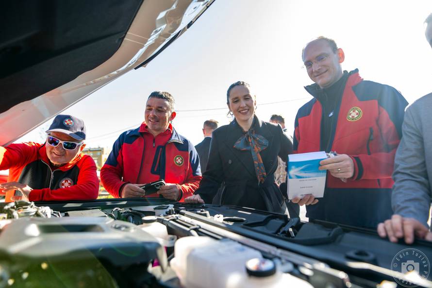 FOTO HGSS Samobor dobio novo terensko vozilo: 'Ovo je velika prekretnica za našu stanicu'