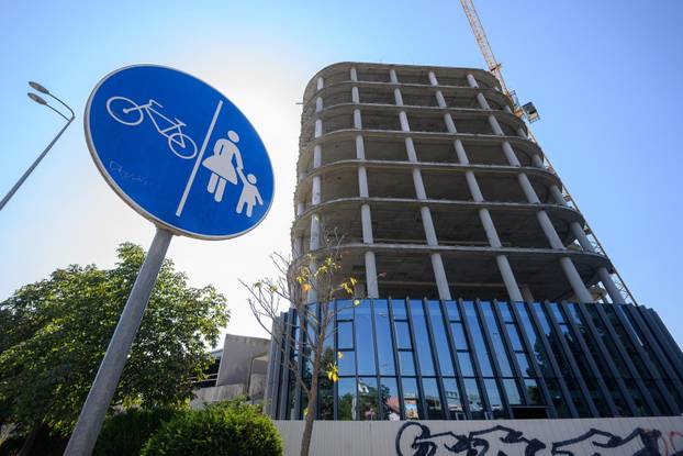 Zagreb: Nakon više desetljeća čekanja napokon počeli radovi, nedovršena zgrada postaje CapriCo Tower
