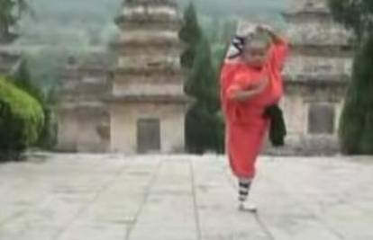 Mladi shaolinski majstor pokazuje znanje kung fua
