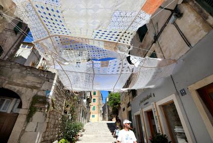 Tradicijom do hlada: Tabletići i stolnjaci postali suncobrani u Šibeniku i oduševili turiste