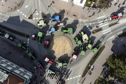 FOTO Prosvjed seljaka iz zraka: Traktorima su blokirali centar Đakova i prometnice u gradu