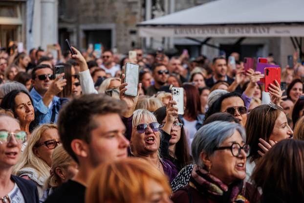 Split: Građani se okupili u spomen na Halida Bešlića na gradskoj Pjaci