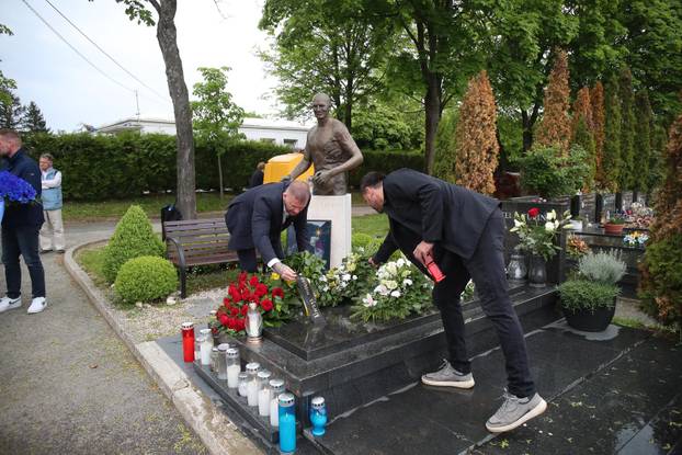 Zagreb: Polaganje vijenaca delegacije Dinama i AIK-a u povodu obilježavanja 10. godišnjice smrti Ivana Turine