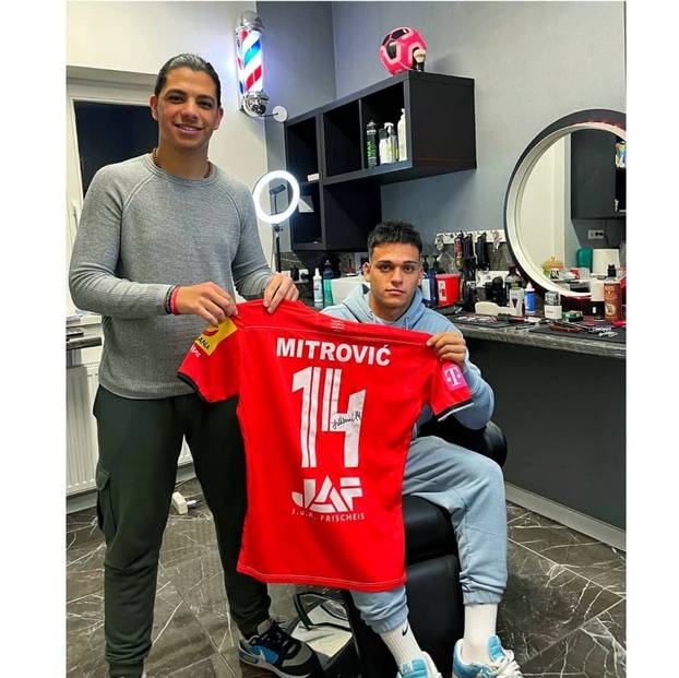 FOTO Tko je brijač 'vatrenih'? Uspio je nagovoriti Modrića na promjenu: 'Perišić? Boljelo me'