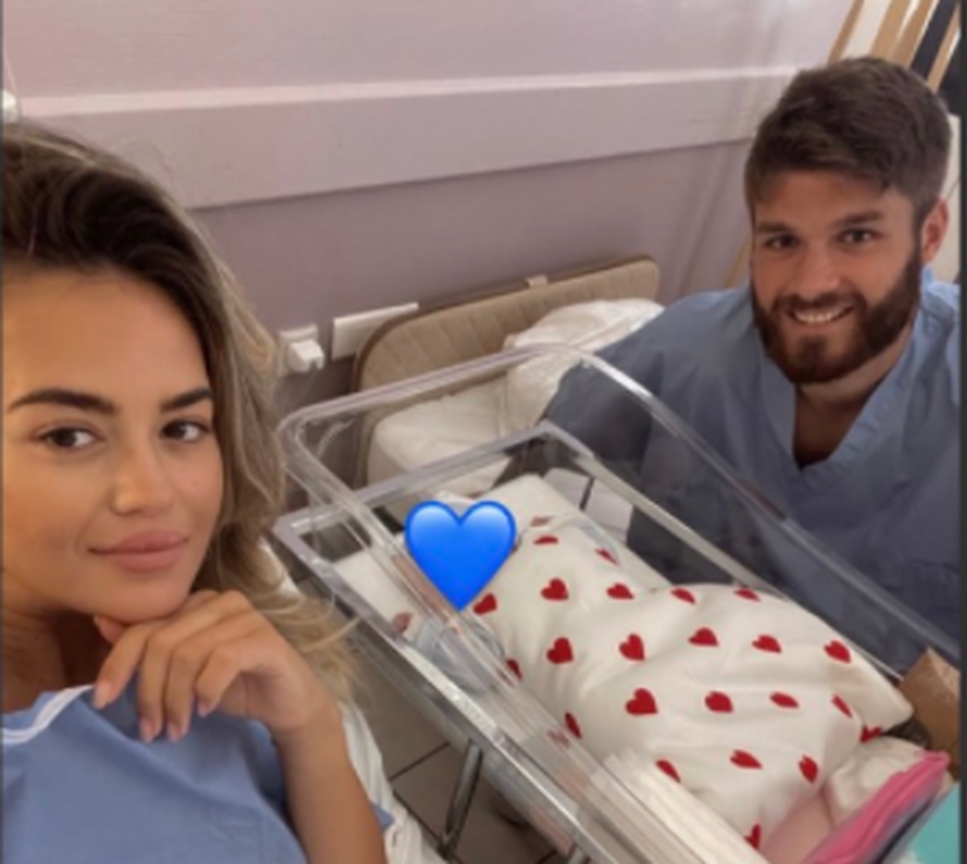 Duje Ćaleta-Car i supruga javili su se iz rodilišta: 'Hvala svima na lijepim željama od nas troje!'