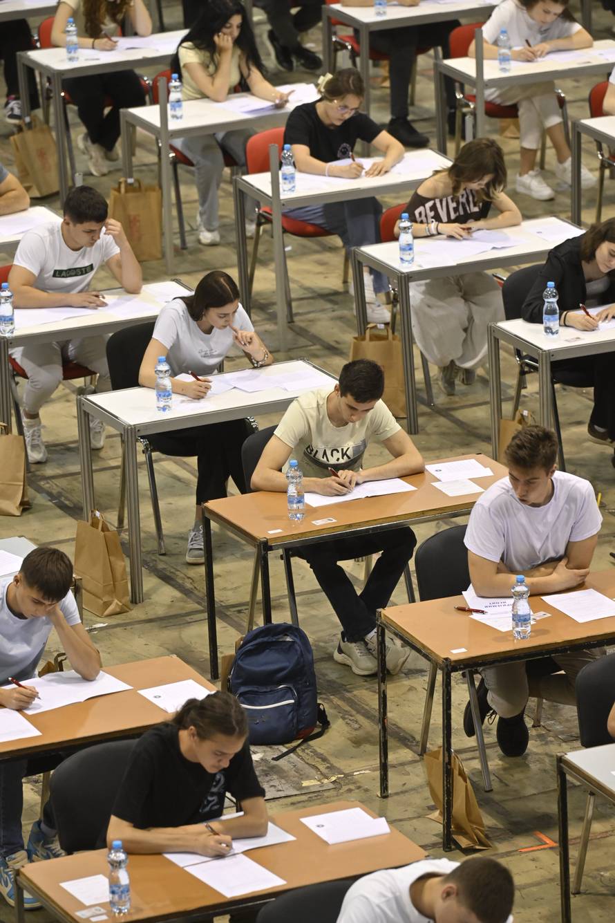 Na Beogradskom sajmu počeo je prijemni ispit za brucoše na fakultetima Sveučilišta u Beogradu