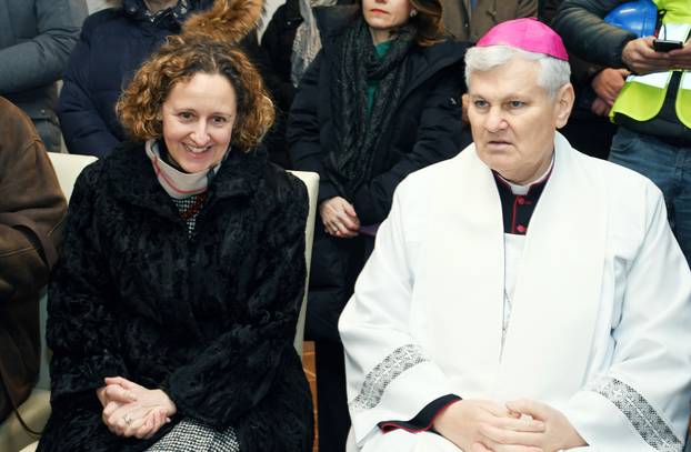 Sisak: Sisački biskup Vlado Kosić blagoslovio je župnu kuću, danas čuvaonicu župe sv. Marije Magdalene u Selima