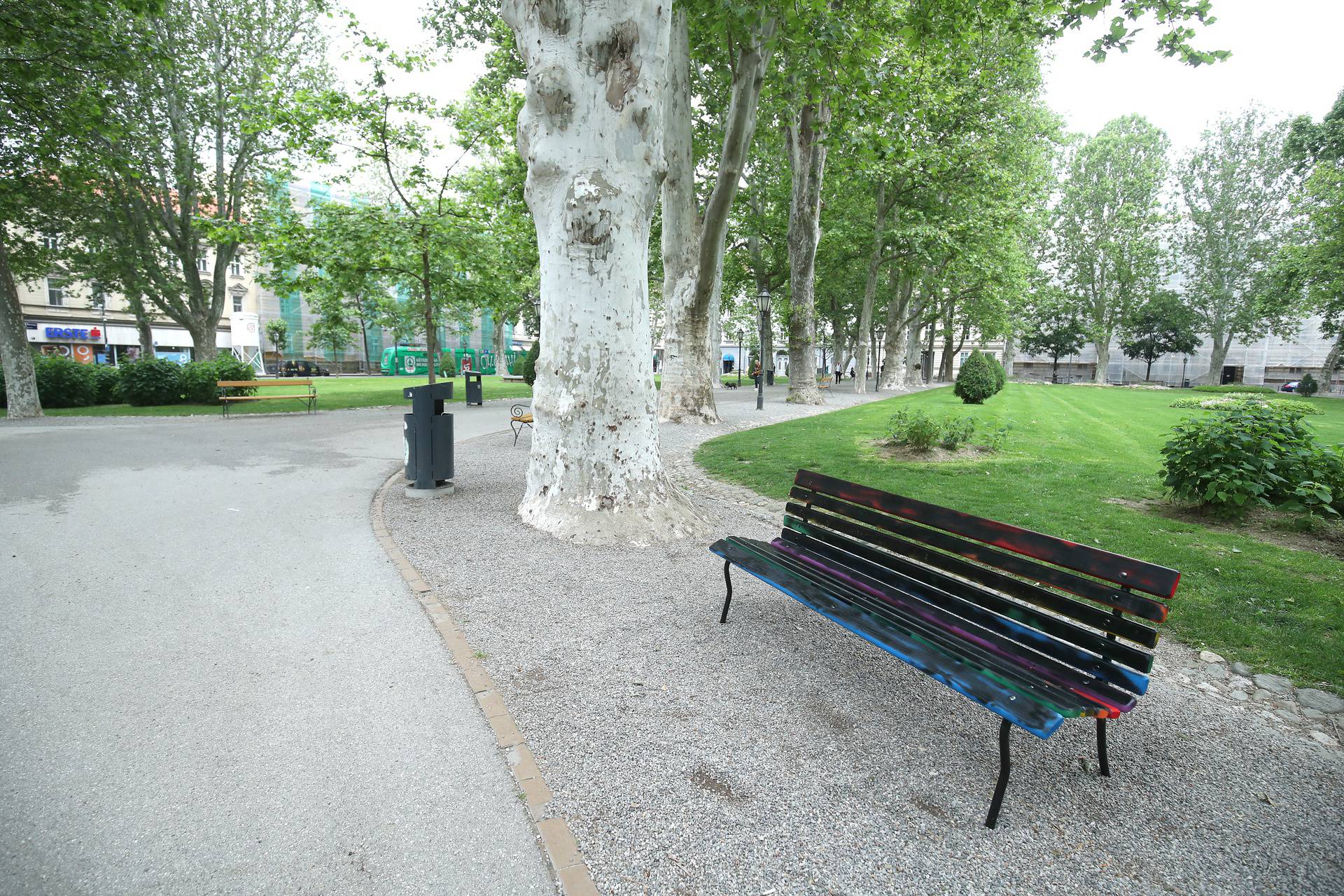 Zagreb: Nepoznati muškarac devastirao klupu duginih boja koja je postavljena na Zrinjevcu