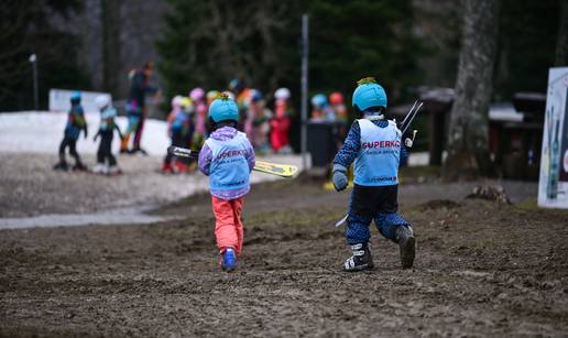 FOTO Jesu li me&dstrok;u njima budu&cacute;i &scaron;ampioni? Djeca na Sljemenu skijaju unato&ccaron; blatu i 'prolje&cacute;u'