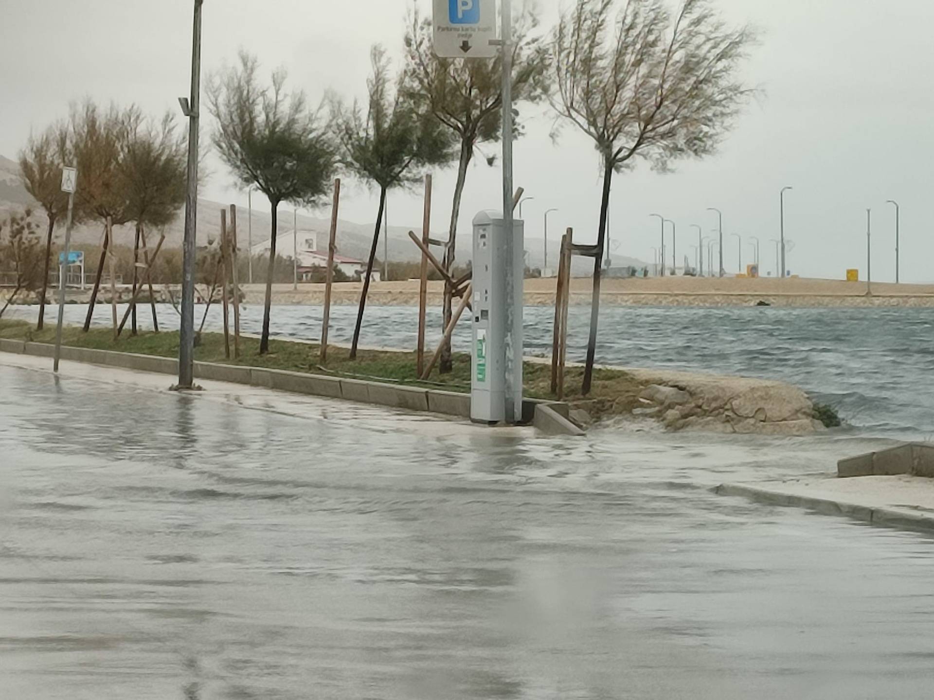 UŽIVO Diljem obale poplavljene ceste, tržnice i kafići. U Bakru zabilježena povijesna plima