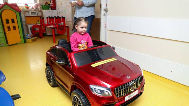 Zagreb: Najmlađi pacijenti Klinike za tumore dobili električni autić za odlazak na terapije i pretrage