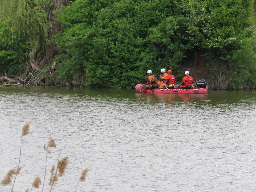 Skočio u jezero, zaplivao i više se nije pojavio: Traži ga i HGSS