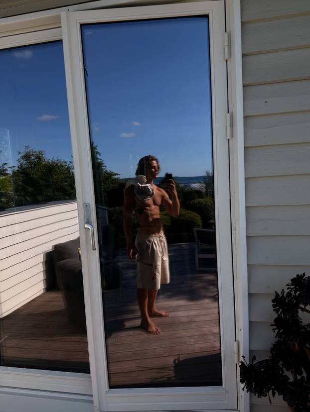 FOTO 'Alpski modni mačak' voli nositi bunde, suknje i lakirati nokte. Sad dominira skijanjem