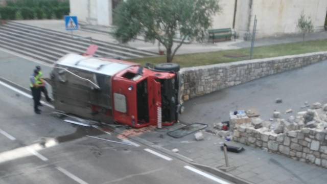 Četvero ljudi je ozlijeđeno u prometnoj nesreći u Kninu