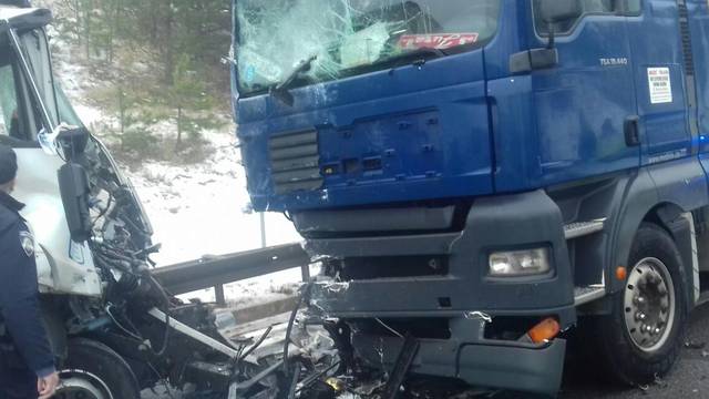 Stravično: Kamion pretjecao i udario  izravno u drugi kamion!