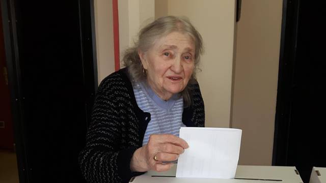 Elizabeta (92)  uvijek izlazi na izbore: Možemo mijenjati vlast