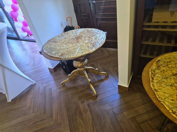 FOTO Pršut, sir, kolači: Ovo se jede dok čekaju rezultate izbora