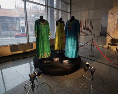 Beograd: u predvorju RTS-a postavljena izložba "Jovanka Broz - u boji" gdje je izložena njena odjeća