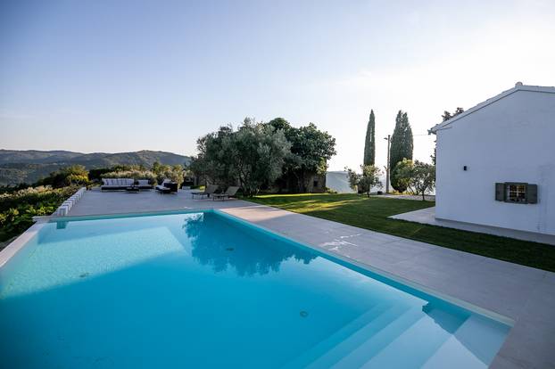 Ova istarska ljepotica među 1000 maslina ima pogled na jezero koji obara s nogu