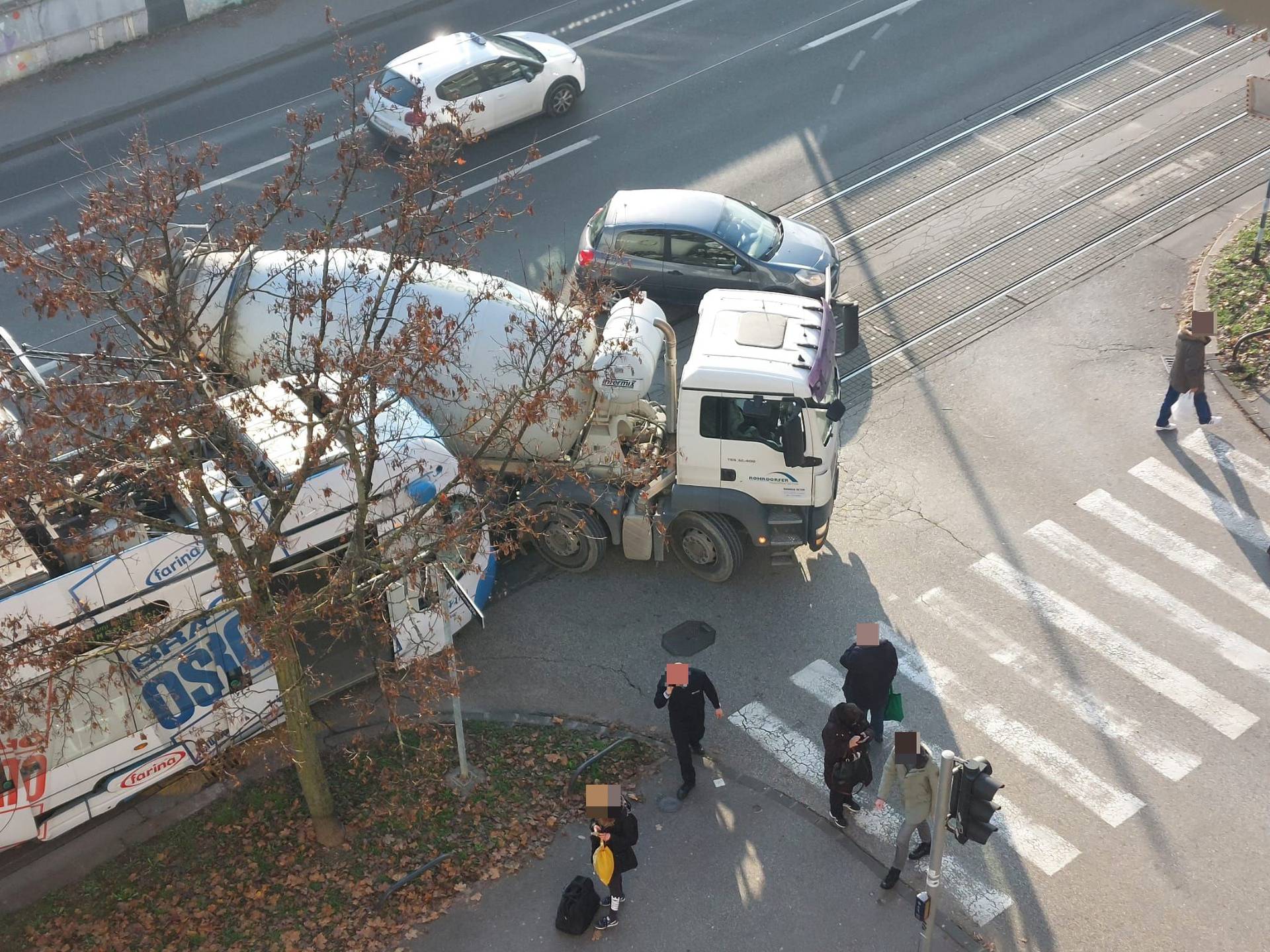 Tramvaj se sudario s mješalicom u Zagrebu: 'Nešto je iscurilo'