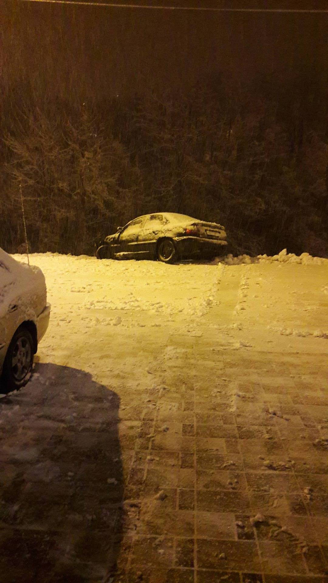 Snježni kaos: Neumorni vozači pomagali jedni drugima na putu