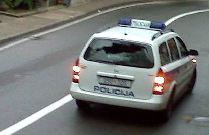 U Lovranu navijači razbili staklo na policijskom autu