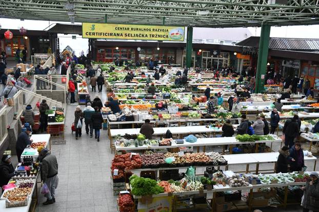 Bogata ponuda na gradskoj tržnici u Sisku